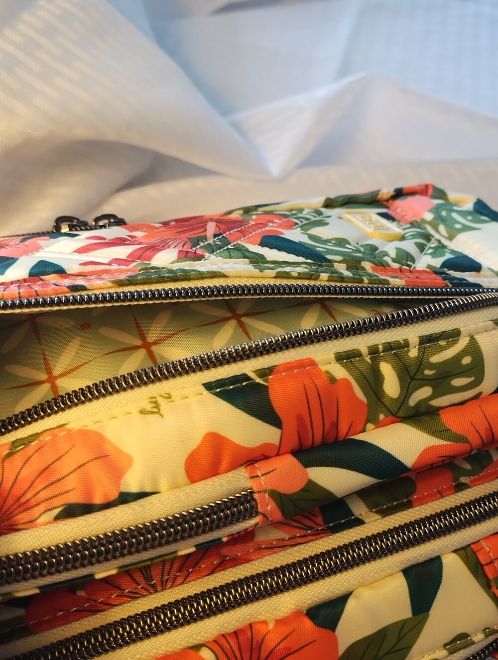 NWOT LUG TAILBACK SLING BAG Lush Luau - Picture 4 of 10